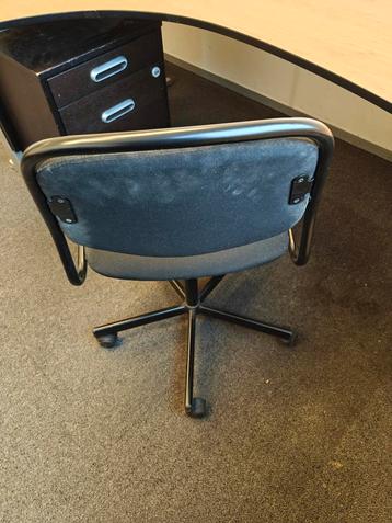 4x bureau, 2x archiefkastje en 3x bureaustoel  beschikbaar voor biedingen