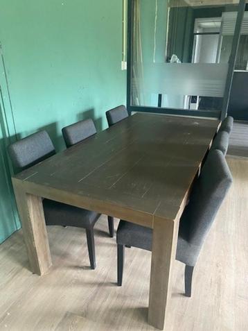 Eetkamer tafel en stoelen beschikbaar voor biedingen