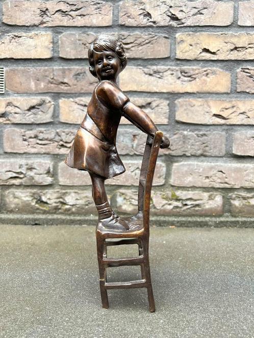 Bronzen beeld meisje op stoel, Antiek en Kunst, Kunst | Beelden en Houtsnijwerken, Verzenden