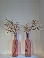 Twee roze vazen met kunstbloemen, Huis en Inrichting, Woonaccessoires | Vazen, Ophalen, Zo goed als nieuw, Overige kleuren, Minder dan 50 cm