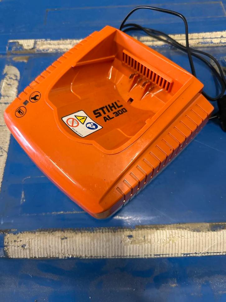 Stihl AL300 Acculader (Zonder Accu), Doe-het-zelf en Verbouw, Gereedschap | Machine-onderdelen en Toebehoren, Gebruikt, Ophalen of Verzenden