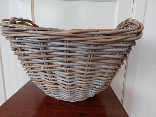Grote rotan mand, Huis en Inrichting, Woonaccessoires | Schalen en Manden, Zo goed als nieuw, Overige vormen, Overige materialen