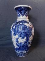 Slanke blauwwitte vaas bomen & bloemen Japan ca 1900 h 29,1, Antiek en Kunst, Antiek | Keramiek en Aardewerk, Ophalen of Verzenden