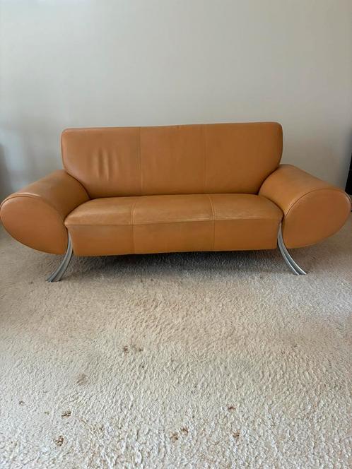 Design Rolf Benz lederen bank , licht oranje . Rvs poten, Huis en Inrichting, Banken | Sofa's en Chaises Longues, Gebruikt, Tweepersoons