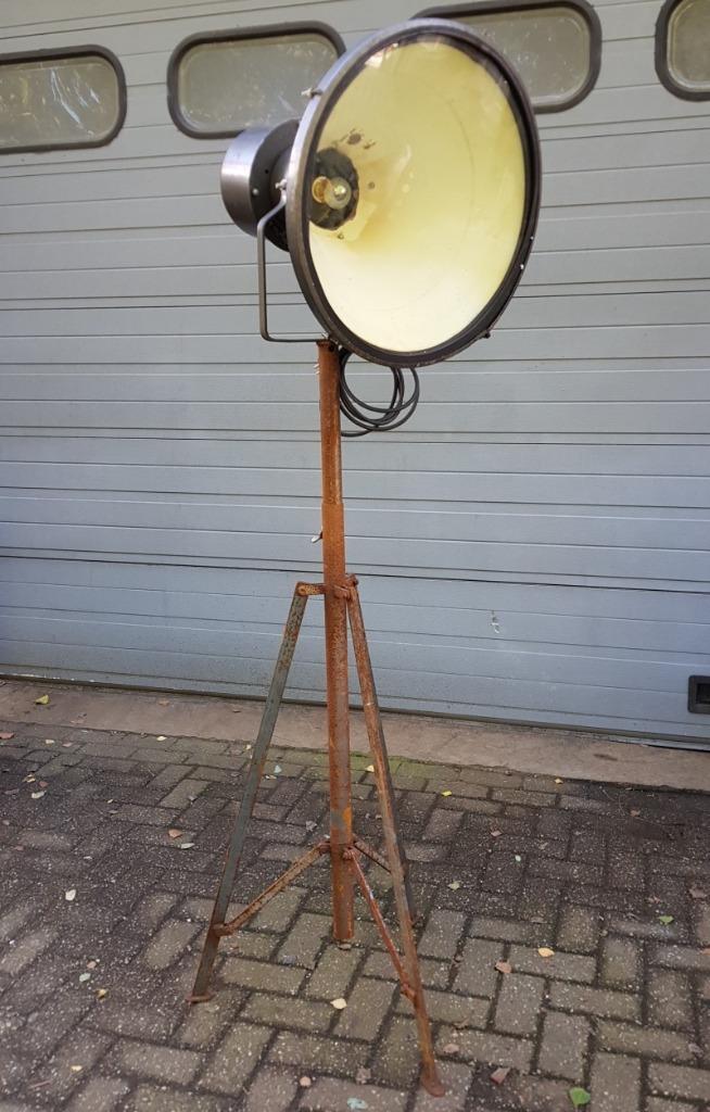 Retro Industriele vloerlamp staande lamp op driepoot, Huis en Inrichting, Lampen | Vloerlampen, Zo goed als nieuw, 150 tot 200 cm