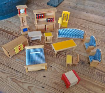Houten poppenhuis meubeltjes beschikbaar voor biedingen