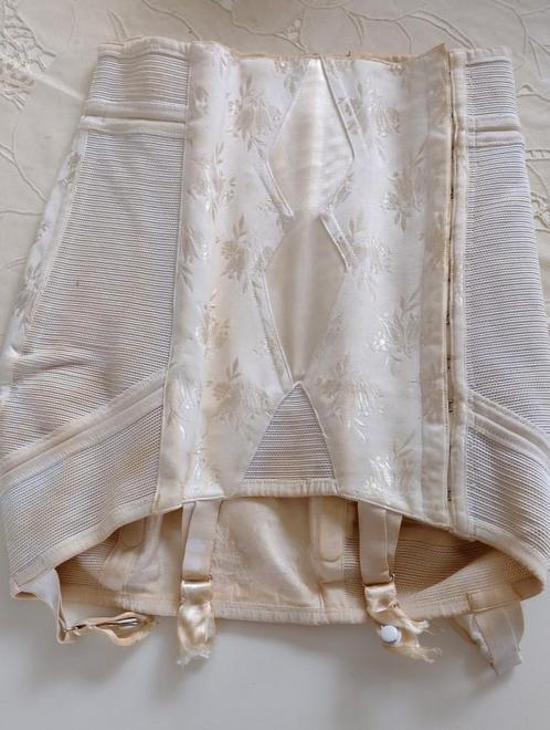 Oud crème kleurig corset in bewerkte stof🌹, Antiek en Kunst, Antiek | Kleding en Accessoires, Ophalen of Verzenden