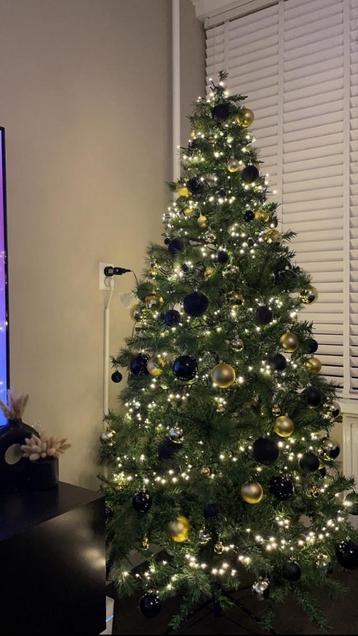 Mooie kerstboom compleet met verlichting en decoratie beschikbaar voor biedingen
