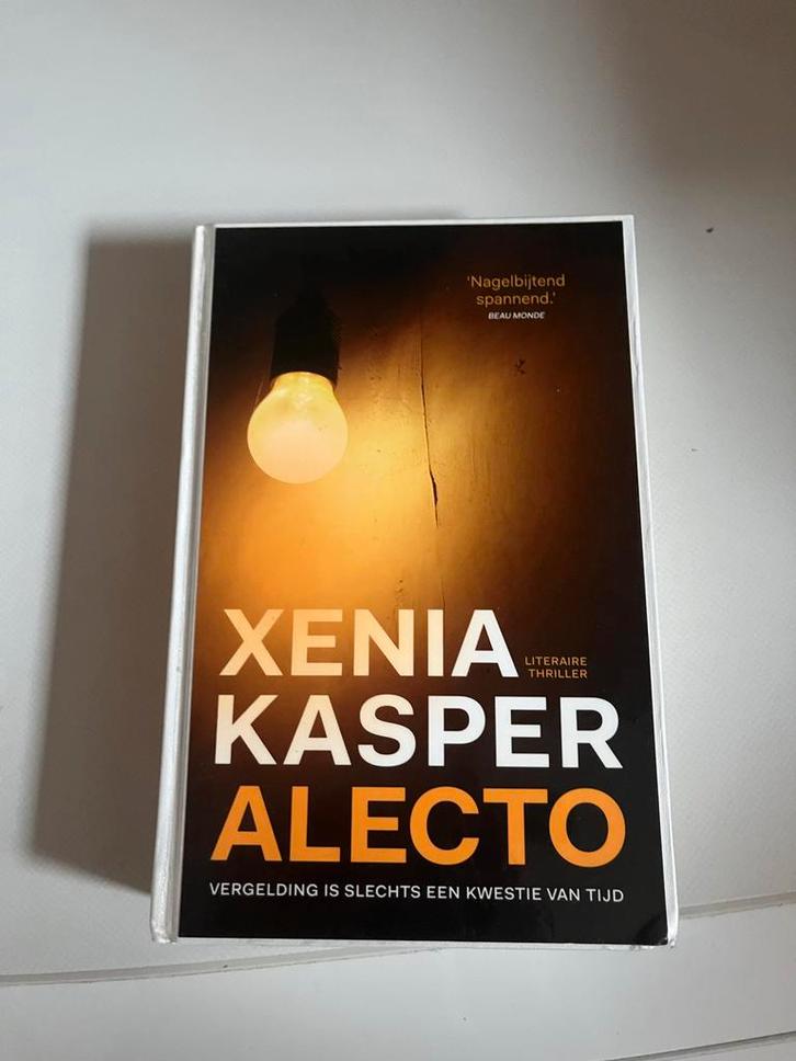 Alecto - Xenia Kasper, Boeken, Thrillers, Zo goed als nieuw, Nederland, Ophalen of Verzenden