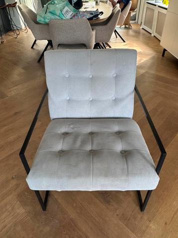 Grijze fauteuil / stoel beschikbaar voor biedingen