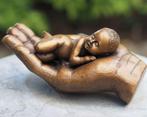 Beeld - Gedenkbeeld: Kindje op hand - brons, Antiek en Kunst, Kunst | Beelden en Houtsnijwerken