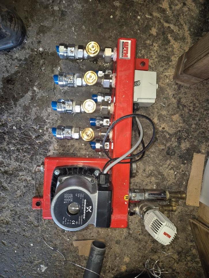 Compacte vloerverwarmingsverdeler 4 groepen, Doe-het-zelf en Verbouw, Verwarming en Radiatoren, Gebruikt, Overige typen, 800 watt of meer