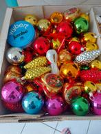 Nostalgische gekleurde en zilveren kerstballen in oude doos, Diversen, Kerst, Ophalen of Verzenden, Zo goed als nieuw
