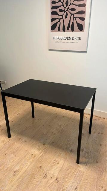 T. E. A. B. Kleine eettafel beschikbaar voor biedingen