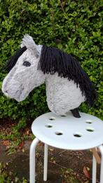 Prachtige zachte grijze hobbyhorse met stok, Hobby en Vrije tijd, Overige Hobby en Vrije tijd, Nieuw, Ophalen of Verzenden