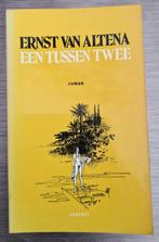 Ernst van Altena - Een tussen twee, Boeken, Ophalen of Verzenden, Gelezen, Nederland