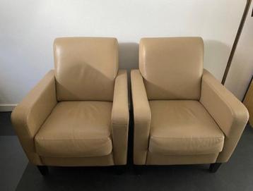 Twee mooie lederen fauteuils, cremekleur in zeer nette staat beschikbaar voor biedingen