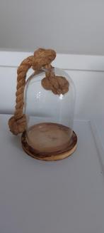 Glazen stolp met houten voet en touw, Ophalen