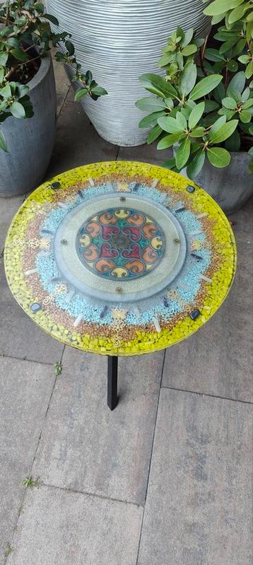 Spirituele bijzettafel met kristallen. beschikbaar voor biedingen