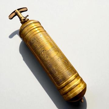 Antieke Pyrene brandblusser (1920) beschikbaar voor biedingen