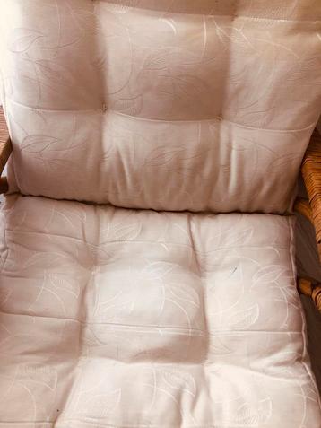 Twee bamboe stoelen met handgemaakte kussens beschikbaar voor biedingen