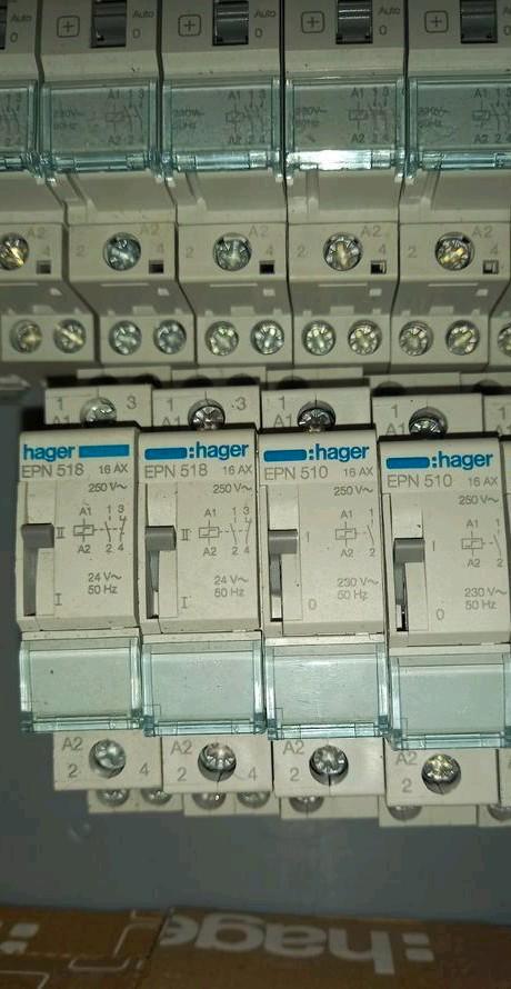Hager magneetschakelaar, relais, hulpcontact, pulsrelais e.d, Doe-het-zelf en Verbouw, Elektra en Kabels, Zo goed als nieuw, Ophalen of Verzenden