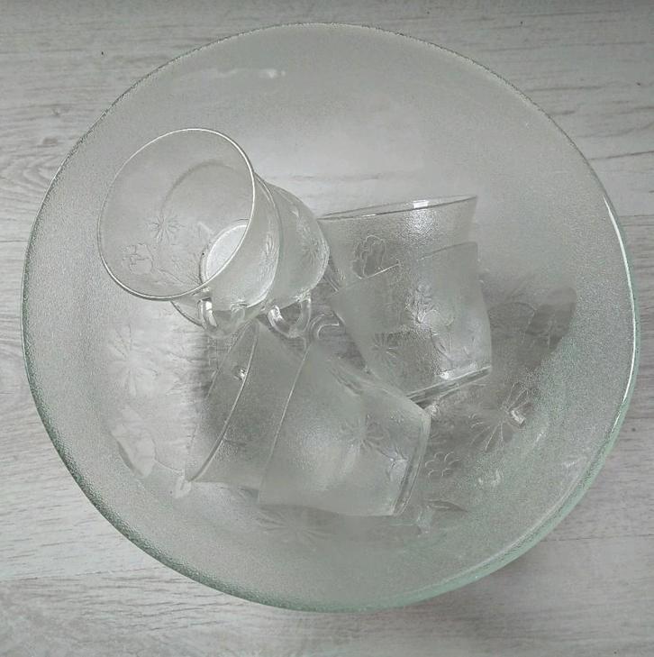 Punch bowl set met bloemmotief en 6 glazen., Antiek en Kunst, Antiek | Glas en Kristal, Ophalen of Verzenden