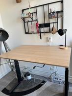 Mooi eiken bureau verstelbaar met zwarte stalen poten, Huis en Inrichting, Bureaus, Ophalen, In hoogte verstelbaar, Zo goed als nieuw