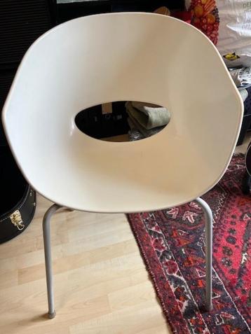 2 witte kuipstoelen met metalen poten beschikbaar voor biedingen
