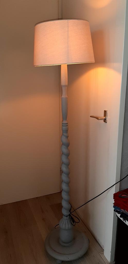 Hoge Staande Vloerlamp, Huis en Inrichting, Lampen | Vloerlampen, Zo goed als nieuw, 150 tot 200 cm, Hout, Stof, Ophalen of Verzenden