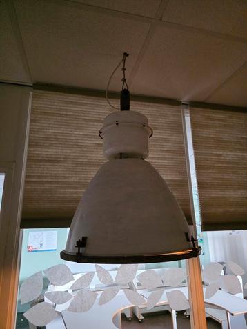 2 lampen 55.5 cm diameter en 30 cm lang wit/grijs beschikbaar voor biedingen
