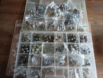 Grote, ruime sortering zilverkleurige kralen compleet in box beschikbaar voor biedingen