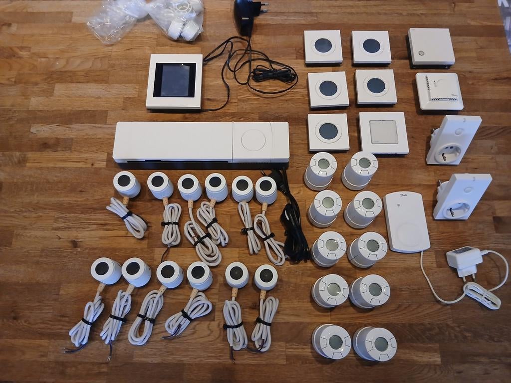 Complete Danfoss zoneregeling.. ideaal voor stadsverwarming, Doe-het-zelf en Verbouw, Verwarming en Radiatoren, Gebruikt, Thermostaat