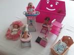 Diverse kleine popjes met toebehoren in plastic doos, Verzamelen, Ophalen, Zo goed als nieuw, Poppenhuis