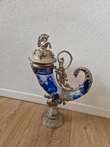Prachtige Glazen hoorn des overvloeds met bronzen beeld beschikbaar voor biedingen