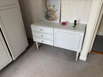 Gratis Klein dressoir/makeup tafeltje