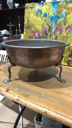 Antieke koperen schaal op voeten., Ophalen of Verzenden