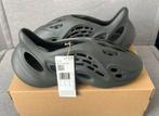 Yeezy foam runners carbon maat 46 ongedragen met factuur, Ophalen of Verzenden, Zo goed als nieuw, Zwart