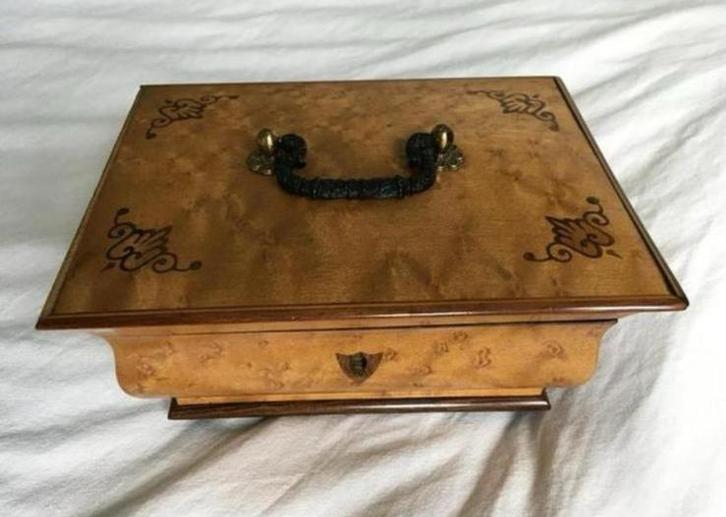 “Dit kistje verdient een restauratie"Parchtig houten kistje., Huis en Inrichting, Woonaccessoires | Kisten, Gebruikt, Minder dan 50 cm