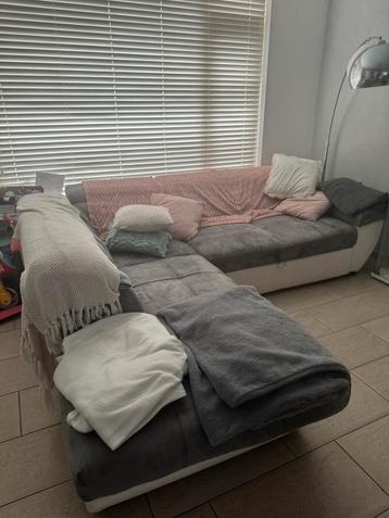 Hoekbank met slaapfunctie beschikbaar voor biedingen