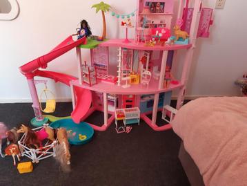 Barbiehuis met veel accessoires  beschikbaar voor biedingen
