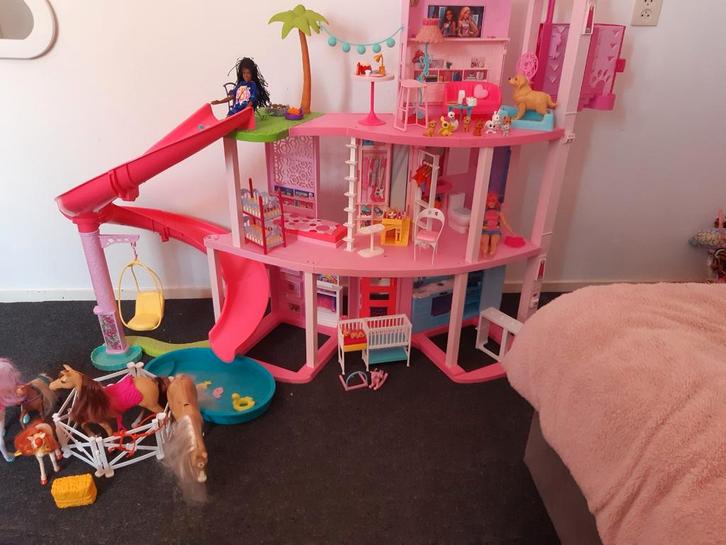 Barbiehuis met veel accessoires, Kinderen en Baby's, Speelgoed | Poppenhuizen, Zo goed als nieuw, Toebehoren, Ophalen