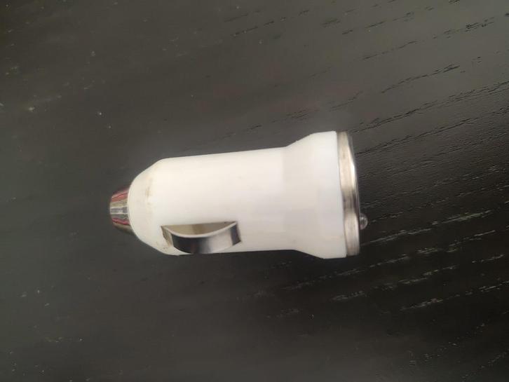 USB autolader plug universeel wit, Telecommunicatie, Autoladers, Zo goed als nieuw, Ophalen of Verzenden