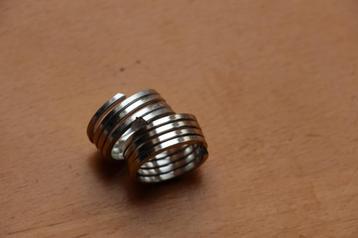 Vier metalen spiraalringen beschikbaar voor biedingen