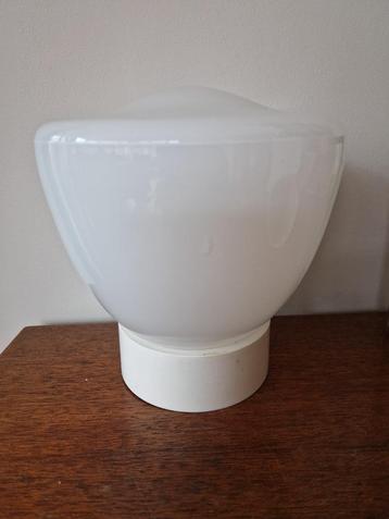 Vintage wit glazen plafonnière beschikbaar voor biedingen
