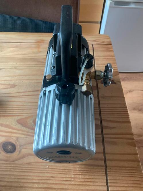 Mastercool 142L/min 3 poort vacuumpomp  ZGAN, Doe-het-zelf en Verbouw, Gereedschap | Overige machines, Zo goed als nieuw, Ophalen of Verzenden