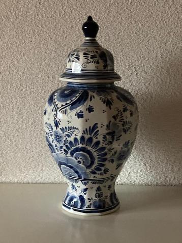 Delfts blauwe pot met deksel beschikbaar voor biedingen