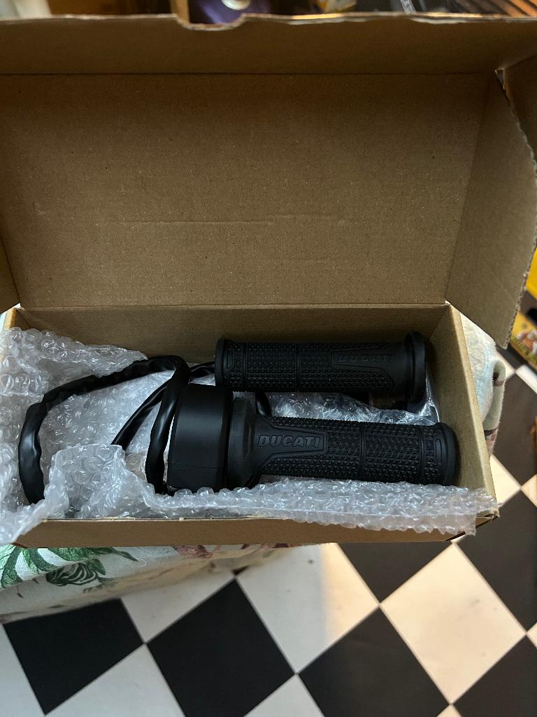 Nieuw set handvaten origineel Ducati, Ophalen of Verzenden, Nieuw