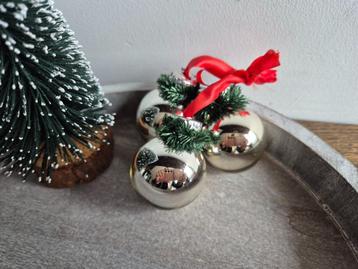 Vintage kerstballen met groen kraagje 536 beschikbaar voor biedingen