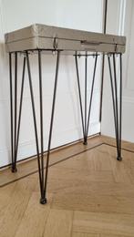 vintage tafeltje nachtkastje hairpin poten retro industrieel, Huis en Inrichting, Slaapkamer | Nachtkastjes, Gebruikt, Minder dan 45 cm
